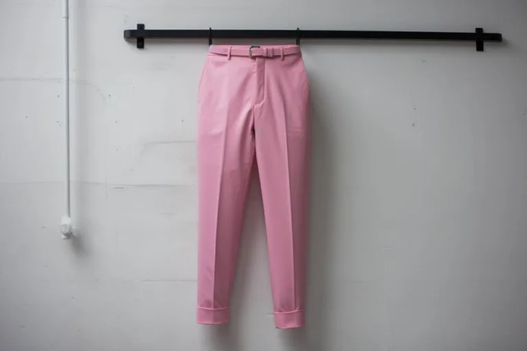 Rózsaszín nadrág: divatos viselet a kifutókról az utcai stílusba